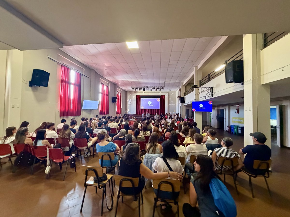 BuschiazzoA's tweet photo. La convivencia no es un problema a resolver.
Es una oportunidad a construir.

Gracias al Colegio San José de la Providencia por abrir estos espacios de reflexión y comunidad, junto a más de 150 funcionarios docentes y no docentes comprometidos con el bienestar educativo. https://t.co/dPC7Hm97Mm
