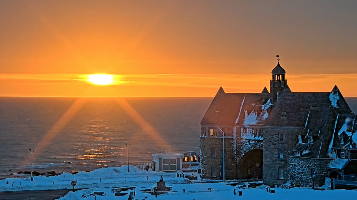 wpri12's tweet photo. A snowy sunrise in Narragansett❄️☀️ https://t.co/x9jjtbcSgY