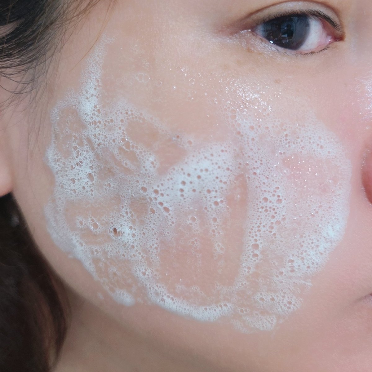 เนี่ยคือสิ่งที่อยากลองงง ผงล้างหน้าเอนไซม์ของ SUISAI พกสะดวกไม่หนักกระเป๋าอ่ะ แล้วฟองนุ่มม ล้างสะอาด ผิวไม่เอี๊ยด 

ตัวนี้น้องสีเขียวมี CICA ที่ช่วยปลอบประโลมผิว ลดการละคายเคือง ทำความสะอาดรูขุมขนแถมลดสิวเสี้ยนไปอีก ล้างหน้ายังไงให้สนุกก มาลอง SUISAI BEAUTY CLEAR GREEN POWDER