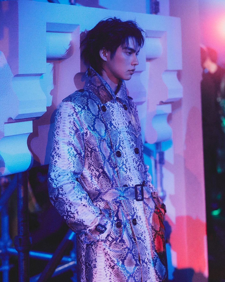 เฉิดฉายความหล่อ! “ไบร์ท วชิรวิชญ์” นั่งฟรอนต์โรว์ชม “Burberry Winter 2026 Show” ที่ London Fashion Week

#Burberry
#BurberryxBRIGHT
#BurberryAW26xBRIGHT
#bbrightvc
#Cloud9Ent

เรียกเสียงฮือฮาให้แฟน ๆ อีกครั้ง สำหรับหนุ่มสุดฮอต “ไบร์ท–วชิรวิชญ์ ชีวอารี”