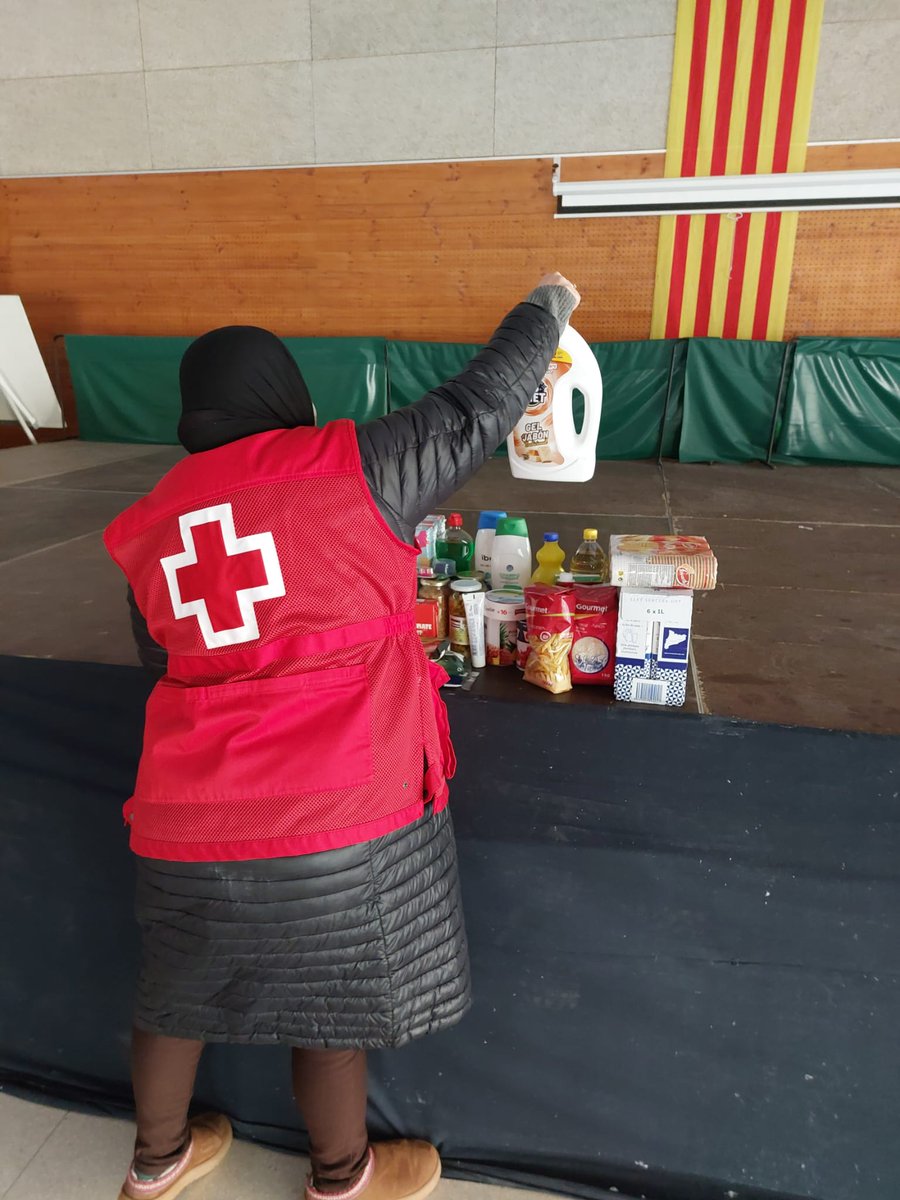 Una vegada al mes fem entrega de productes de primera necessitat. 

Avui hem fet entrega de kits formats per aliments i productes d'higiene. 

#CreuRoja #Montserrat #Voluntariat #Humanitat