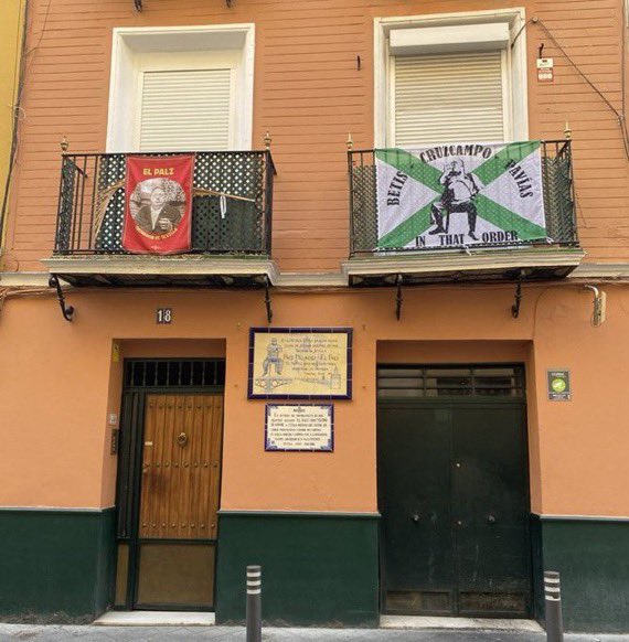 El Betis es alegría desbordada, tradición, pureza, manquepierda, cachondeo en la derrota y un reproche en la victoria. 

Cuando Sevilla quiere mirarse al espejo, se asoma a su rio y lo hace en verdiblanco.

El Betis es lo más sevillano que tiene esta ciudad.