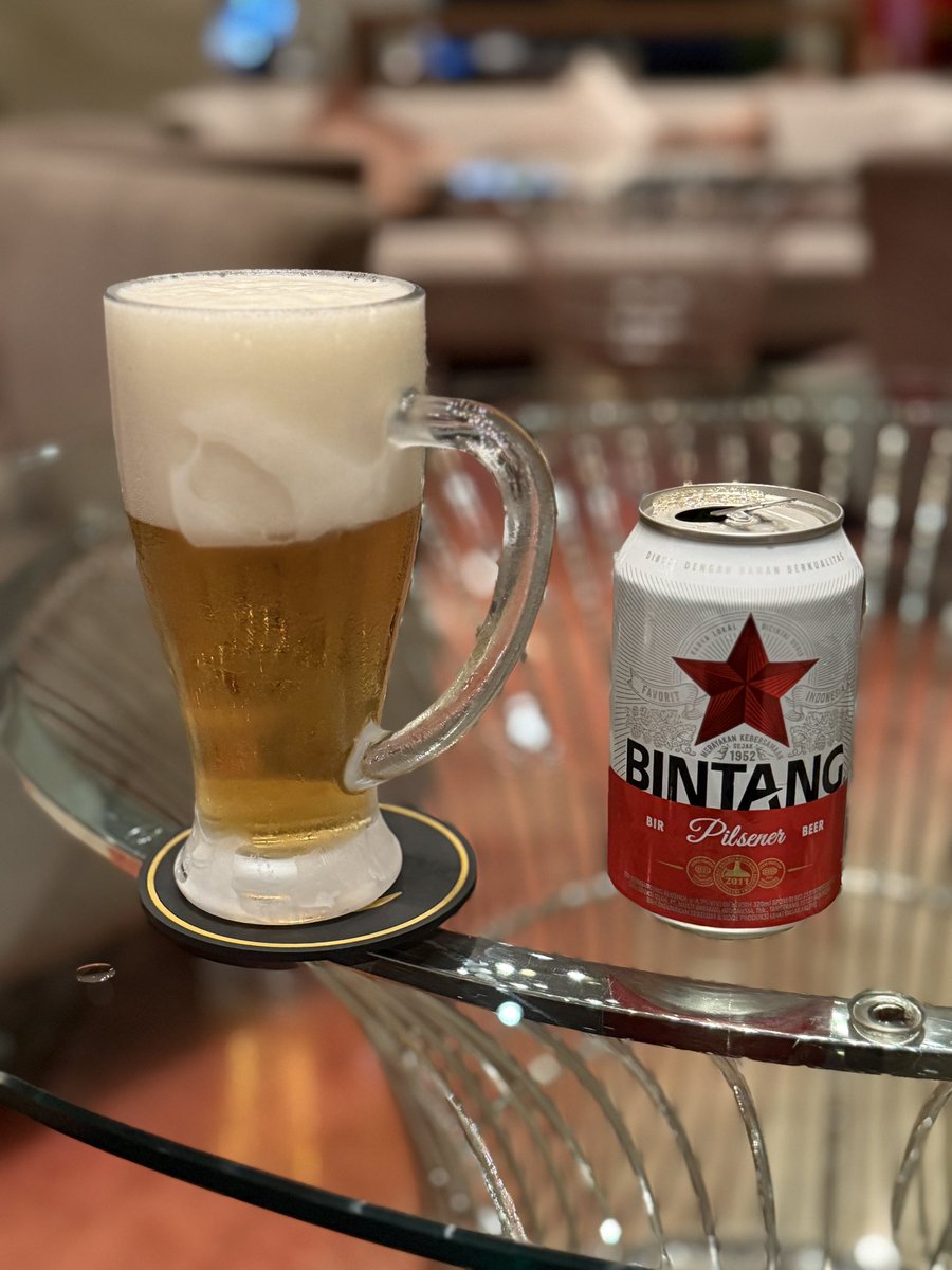 Ladbear2's tweet photo. ラマダンで外で飲むのはおすすめしない、とホテルマンが言ってくれたのでホテルのロビーでビンタンビール
インドネシアって感じ https://t.co/bOEBXJ63H7