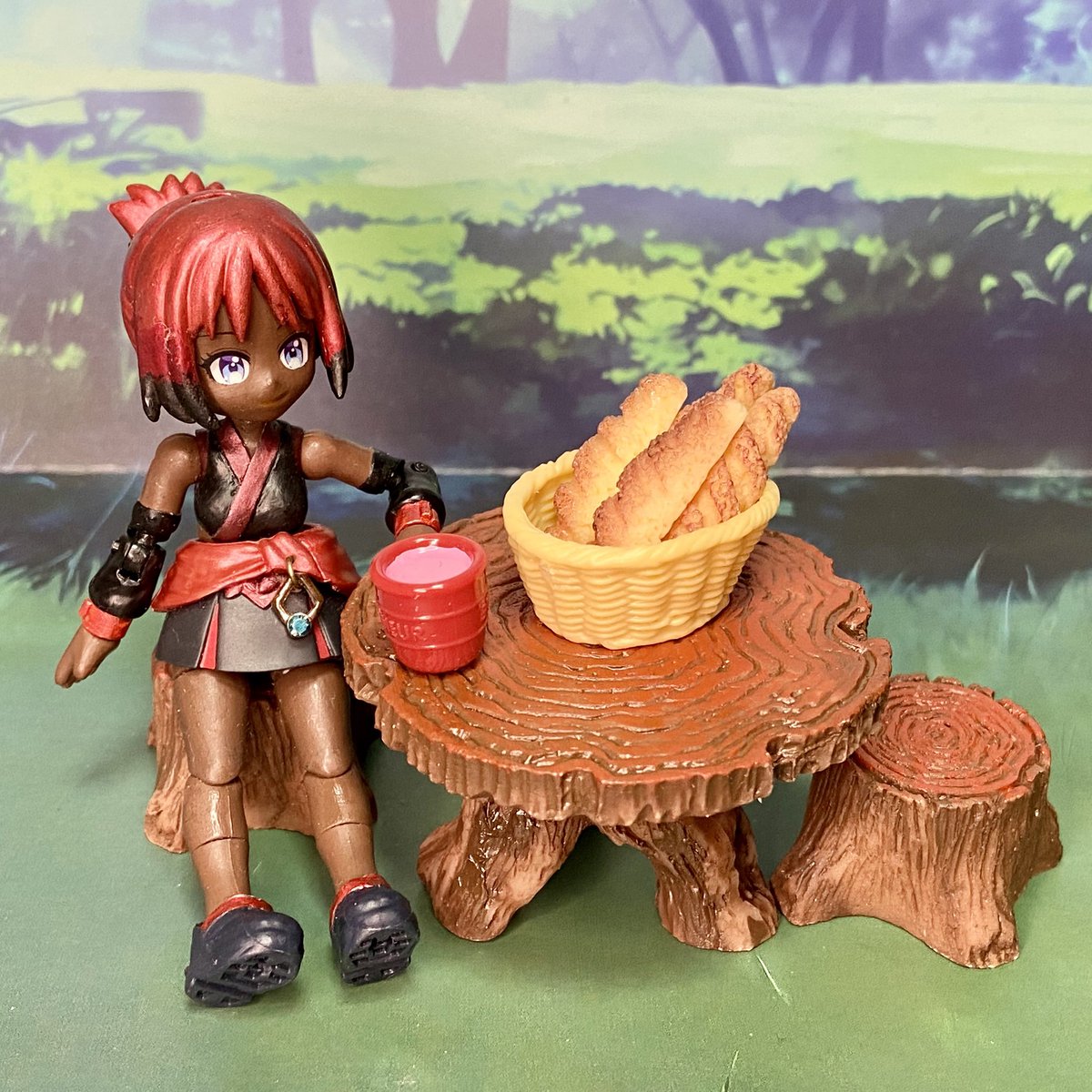 完売　天然樫の木で作成【森を感じられる切り株台】ミニテーブル/切り株椅子 ミニ切り株椅子とテーブルセット キャンドゥにて税込330円。 森背景に