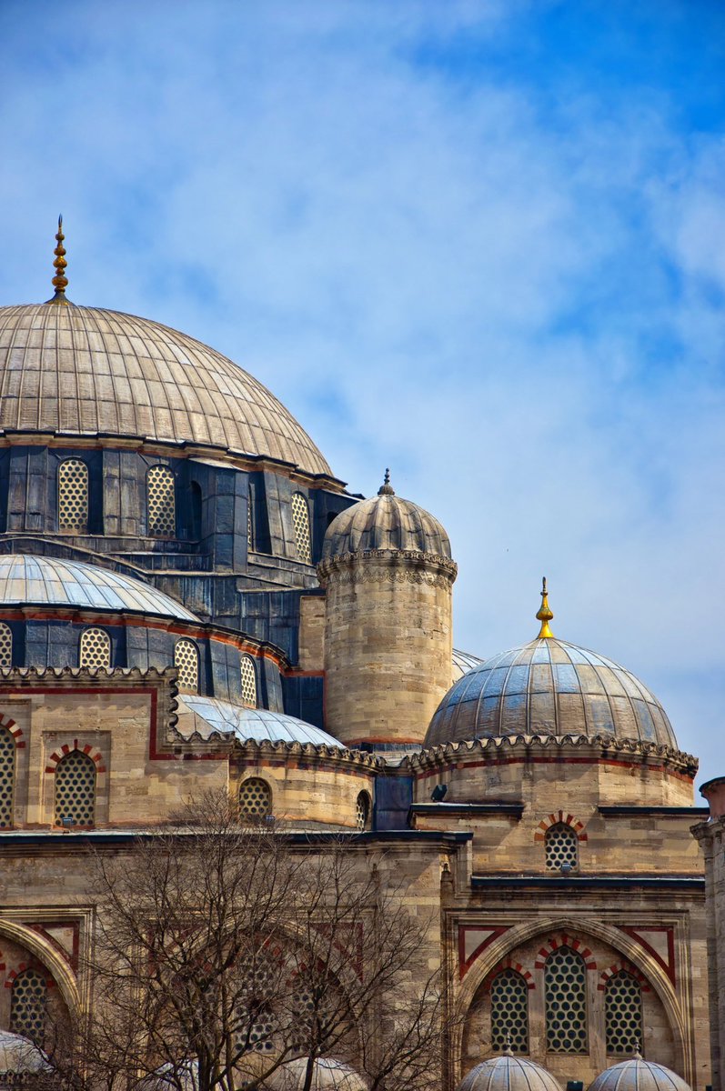 zevkiselimtr's tweet photo. Allah’ın mescidlerini, ancak Allah’a ve âhiret gününe îmân eden, namazı hakkıyla edâ eden, zekâtı veren ve Allah’dan başkasından korkmayan kimseler i’mâr eder; işte hidayete erenlerden olmaları umulanlar da onlardır! 

| Tevbe, 18. 

📍Şehzadebaşı Camii https://t.co/HRb1EMZXfC