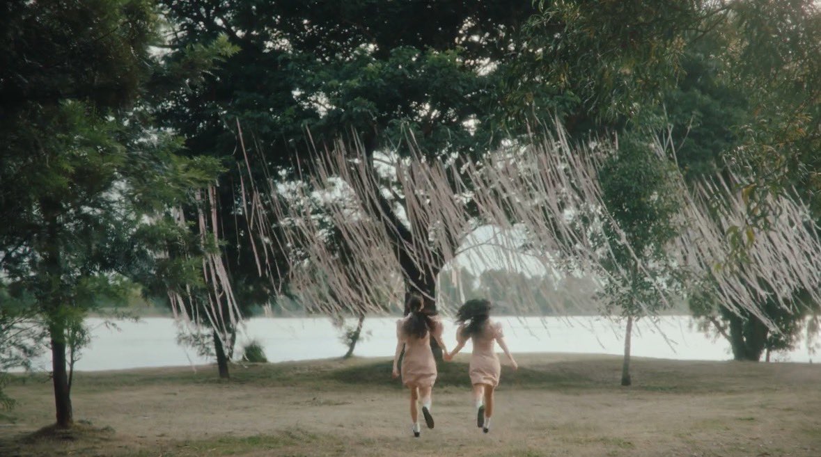 จากทีเซอร์น่าจะย้อนยุคนิดๆ มาเฟียผู้ทรงมีอิทธิพลที่ต้องห้ำหั่นกัน เรื่องราวความรักที่น่าจะเกิดขึ้นในรั้วโรงเรียนหญิงล้วน? 
เนื่องจากเป็นบทละครคลาสสิกที่ใครต่อใครก็ต่างรู้จุดเริ่มต้นและจุดจบของตัวละคร อยากรู้เลยว่าช่องจะดีไซน์ออกมาในลักษณะไหนให้แตกต่างจากเดิม รอติดตามค่ะ