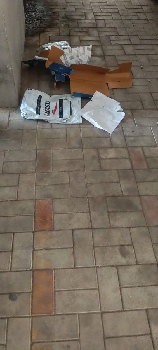 Vrundkumar's tweet photo. @XpressBees_IN  @Asianfootwears 
I have an issue with your delivery agent.
The agent picked up a package from my home and threw all the boxes and wrappers in the parking area instead of disposing of them properly. Because of this, my housing society imposed a ₹500 fine on me. https://t.co/KYVrfKrewX