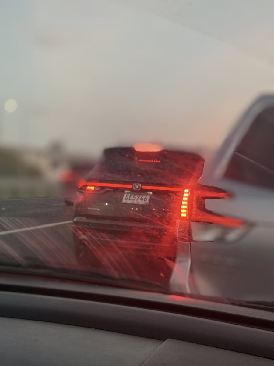 haralee3W's tweet photo. @ATTTPanama hasta cuando con los carros que no hacen su fila para entrar a centenario por la entrada de chiari.. no hacen fila y quieren chocar a todos los que vienen en su fila con su juega vivo @311Panama https://t.co/Ff2SstGfER