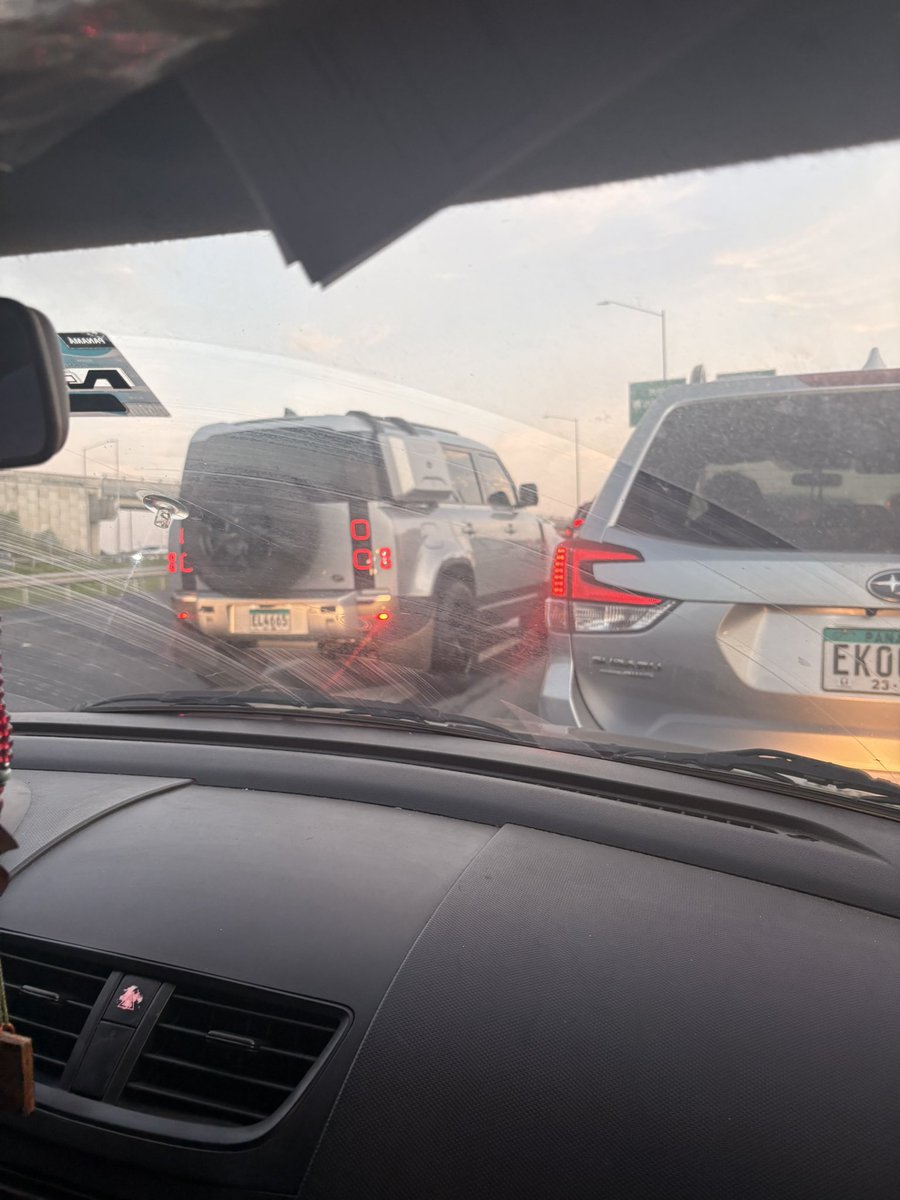 haralee3W's tweet photo. @ATTTPanama hasta cuando con los carros que no hacen su fila para entrar a centenario por la entrada de chiari.. no hacen fila y quieren chocar a todos los que vienen en su fila con su juega vivo @311Panama https://t.co/Ff2SstGfER