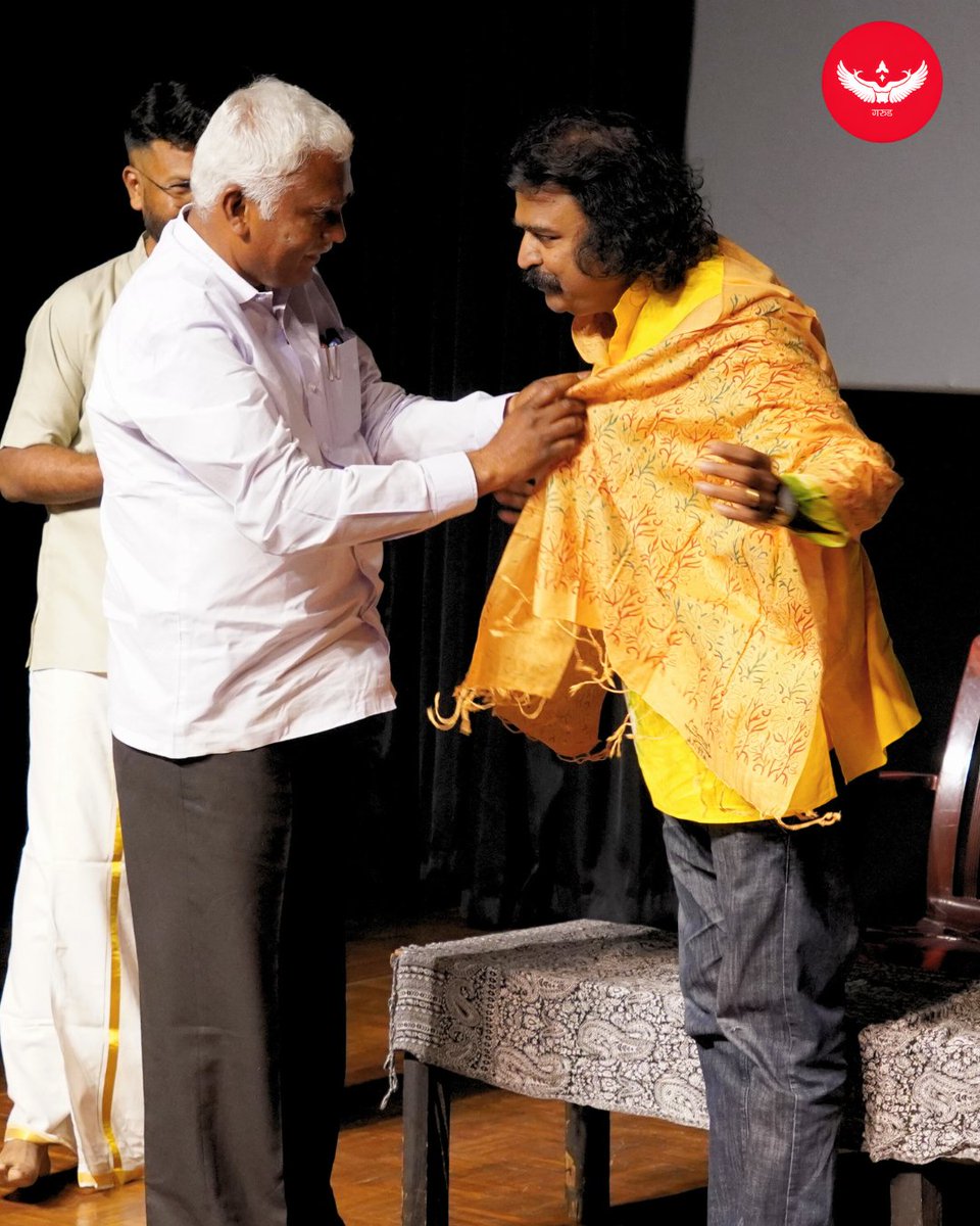 GarudaPrakashan's tweet photo. 📚✨ A memorable moment from the Bangalore Authors’ Meetup

Renowned flautist and author @pravingodkhindi  showcased his book Prahar: The Singing Clock, an evocative work that weaves Indian classical music with the philosophy of time.

The meetup concluded on an inspiring note, celebrating literature, music, and meaningful conversations among authors and readers. 🎶📖

@sankrant 
#PravinGodkhindi #PraharTheSingingClock #BangaloreAuthorsMeetup #AuthorMeetup #LiteraryEvent #BookTalk