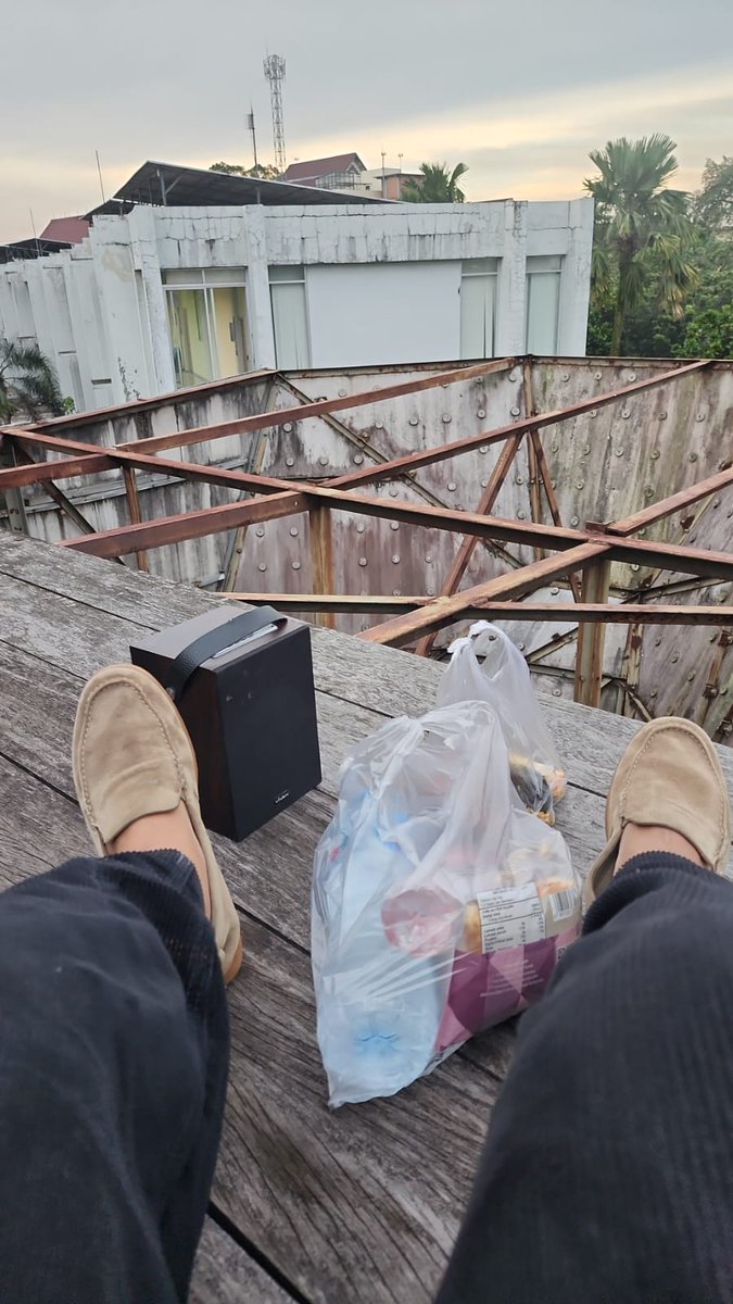 dailykapa's tweet photo. ngabuburit sambil nyari angin di atas wall https://t.co/eL8555xv8s