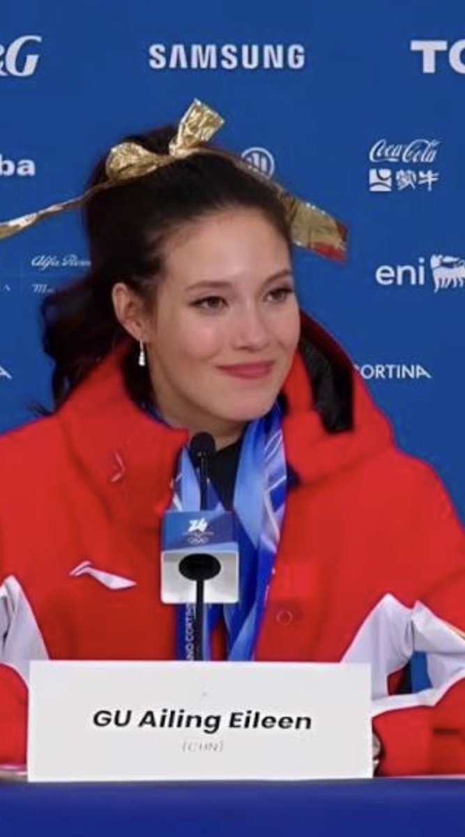 当她要做美国人时，她是金发；
当她要做中国人时，她是黑发。
动物界管这叫拟态，比如变色龙和章鱼。