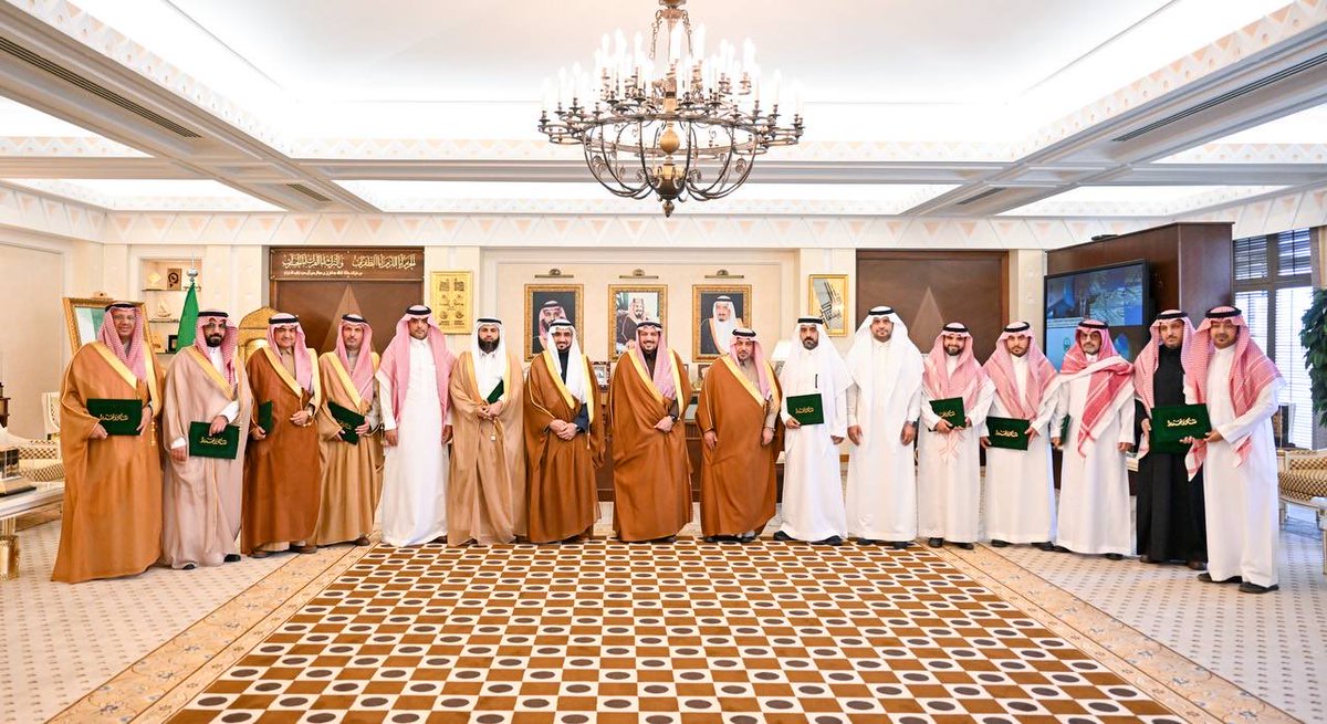 EmarahAlQassim's tweet photo. بيّن سموه أن المشاركة في مهرجان الملك عبدالعزيز للإبل تمثل حضورًا وطنيًا يعكس اعتزاز المنطقة بإرثها الثقافي، ويجسد عمقها التاريخي المرتبط بالموروث الأصيل للمملكة..

سمو #أمير_منطقة_القصيم يكرم المشاركين في جناح الإمارة بمهرجان الملك عبدالعزيز للإبل في نسخته العاشرة. https://t.co/JykGPywUsf