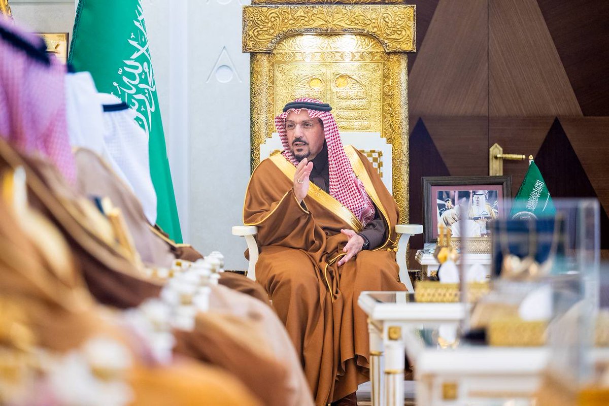 EmarahAlQassim's tweet photo. بيّن سموه أن المشاركة في مهرجان الملك عبدالعزيز للإبل تمثل حضورًا وطنيًا يعكس اعتزاز المنطقة بإرثها الثقافي، ويجسد عمقها التاريخي المرتبط بالموروث الأصيل للمملكة..

سمو #أمير_منطقة_القصيم يكرم المشاركين في جناح الإمارة بمهرجان الملك عبدالعزيز للإبل في نسخته العاشرة. https://t.co/JykGPywUsf