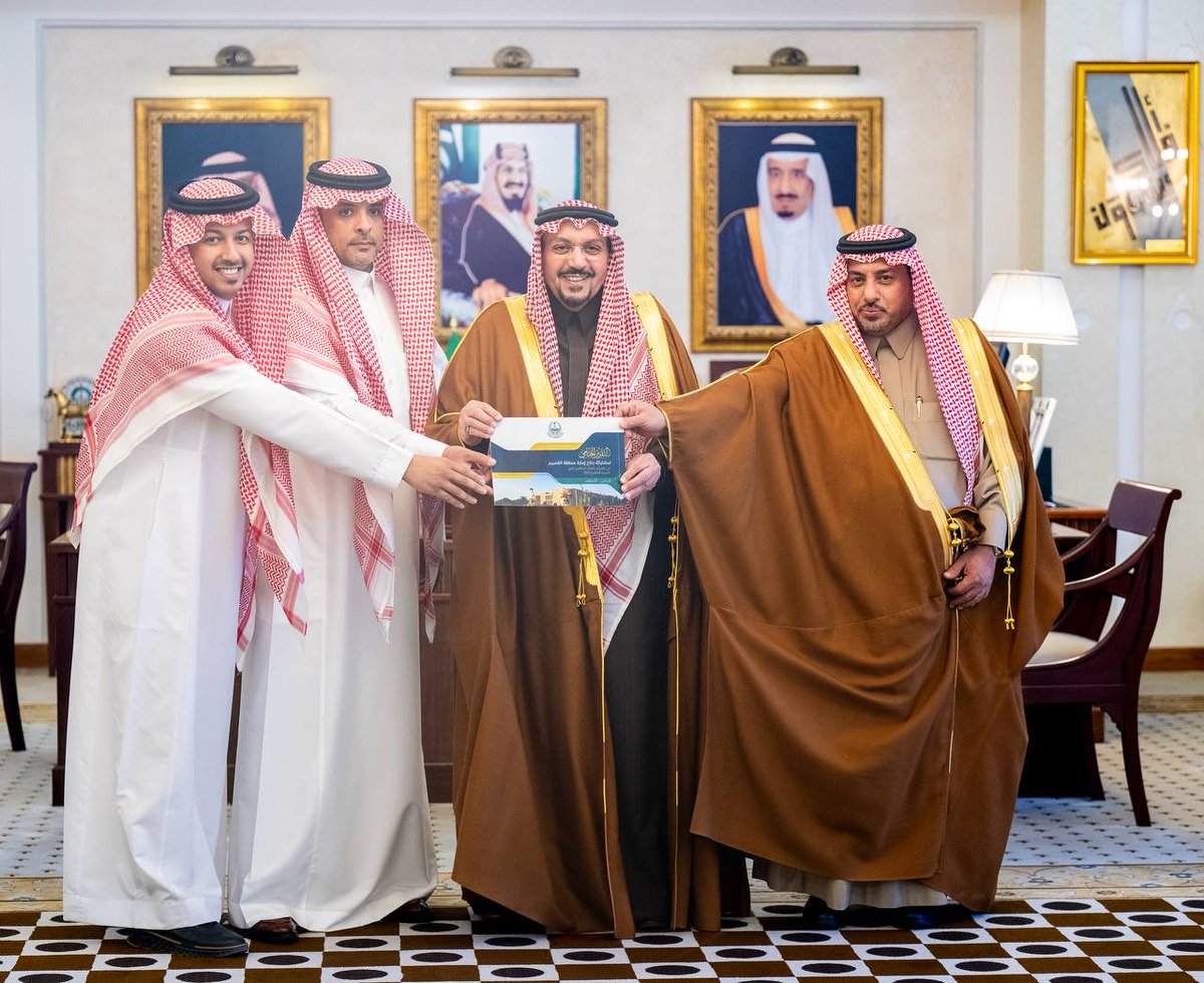 EmarahAlQassim's tweet photo. بيّن سموه أن المشاركة في مهرجان الملك عبدالعزيز للإبل تمثل حضورًا وطنيًا يعكس اعتزاز المنطقة بإرثها الثقافي، ويجسد عمقها التاريخي المرتبط بالموروث الأصيل للمملكة..

سمو #أمير_منطقة_القصيم يكرم المشاركين في جناح الإمارة بمهرجان الملك عبدالعزيز للإبل في نسخته العاشرة. https://t.co/JykGPywUsf