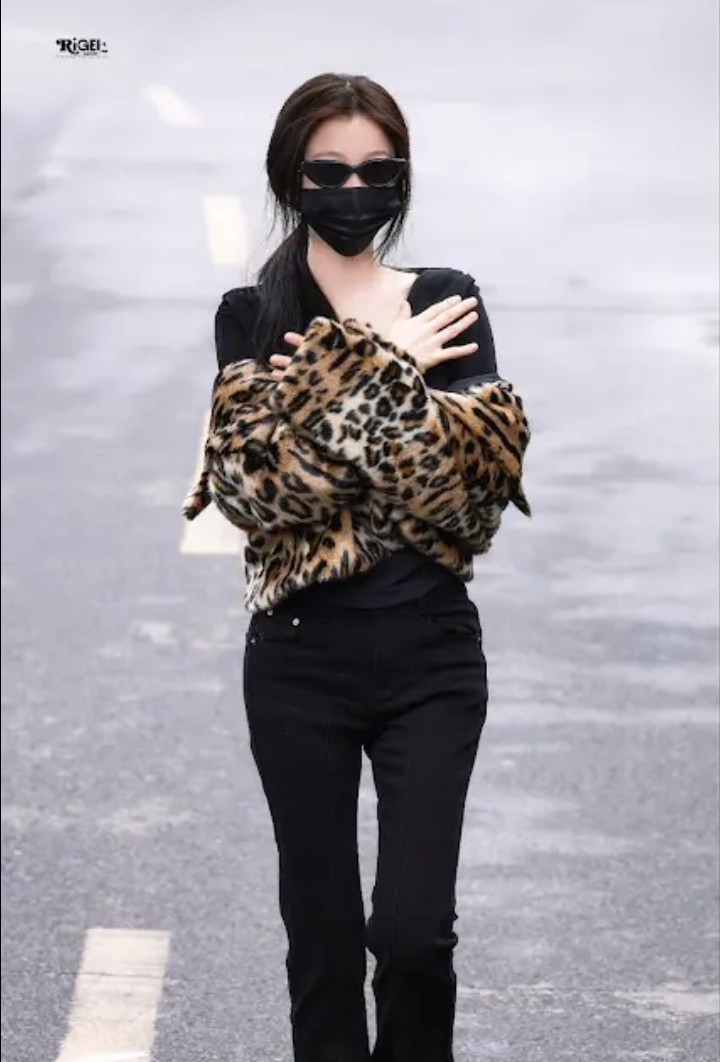 oregeel's tweet photo. #EstherYu #YuShuxin #yushuxinesther 
#Yuchuling 
Demasiado hermosa https://t.co/lLfWkBepBq