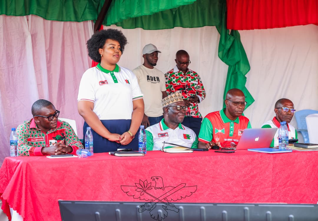 JClaudeNshimir's tweet photo. Iyo ureze nabi uba uriko wononera igihugu. Urwaruka bikwiriye ko ruhabwa indero kuko iterambere rijana n'indero abenegihugu baba barahawe. Izo ni zimwe mu mpanuro, umunyamabanga mukuru w'umugambwe @CnddFdd @R_Ndikuriyo yaraye atanze aho yari yagendeye komine #Mugere #Bujumbura. https://t.co/9pP3tokOFX