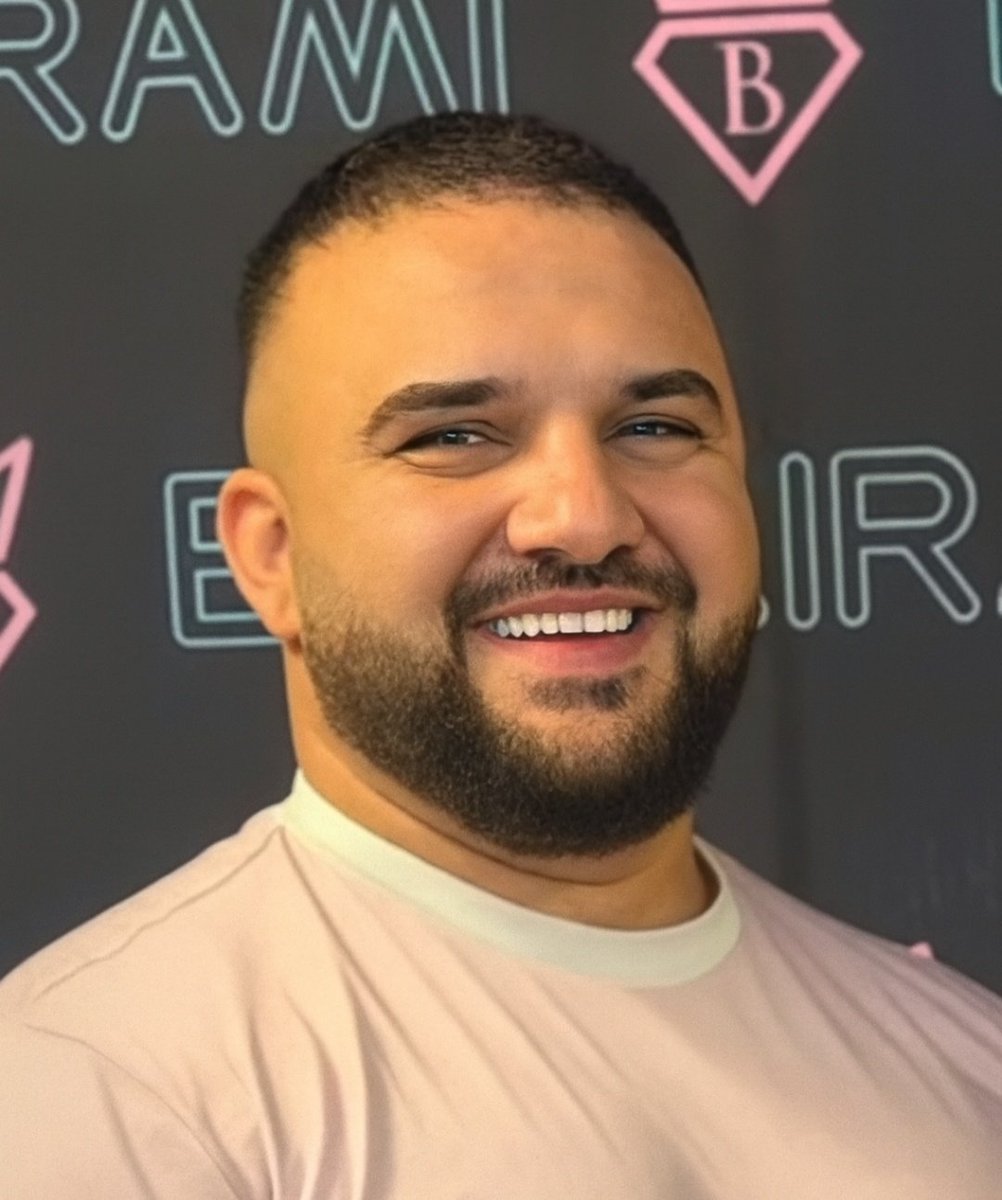 #رابطة_عشاق_العطور 
أرمني أصدر عطره في يناير…
وجاء بديله (بوجيرامي) في فبراير

هنا تفهم ليه بعض الشركات العربية الاقتصادية تتفوق على الاوروبية، لان عندها سرعة استجابة للترند، و تهتم بسماع طلب الجماهير ، والاهم حلت معضله السعر، وكسرت احتكار السوق.
تجي عند الأوروبي الاقتصادي يحتاج