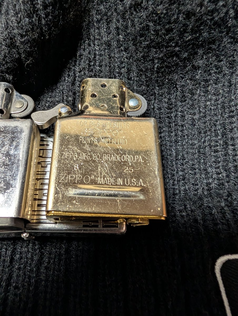 MsRoom2525's tweet photo. かつて仲間から頂いたプレゼントのZippo、インナー交換です。
交換前のシルバーは年号'23でした。
交換後のゴールドは年号'25でした。

使用頻度にもよりますが結構へたるものですね…

#zippo #誕生日プレゼント #木村拓哉 #荒井 https://t.co/g3YDVzvy3j