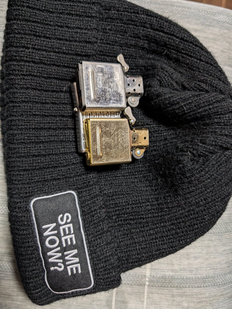 MsRoom2525's tweet photo. かつて仲間から頂いたプレゼントのZippo、インナー交換です。
交換前のシルバーは年号'23でした。
交換後のゴールドは年号'25でした。

使用頻度にもよりますが結構へたるものですね…

#zippo #誕生日プレゼント #木村拓哉 #荒井 https://t.co/g3YDVzvy3j