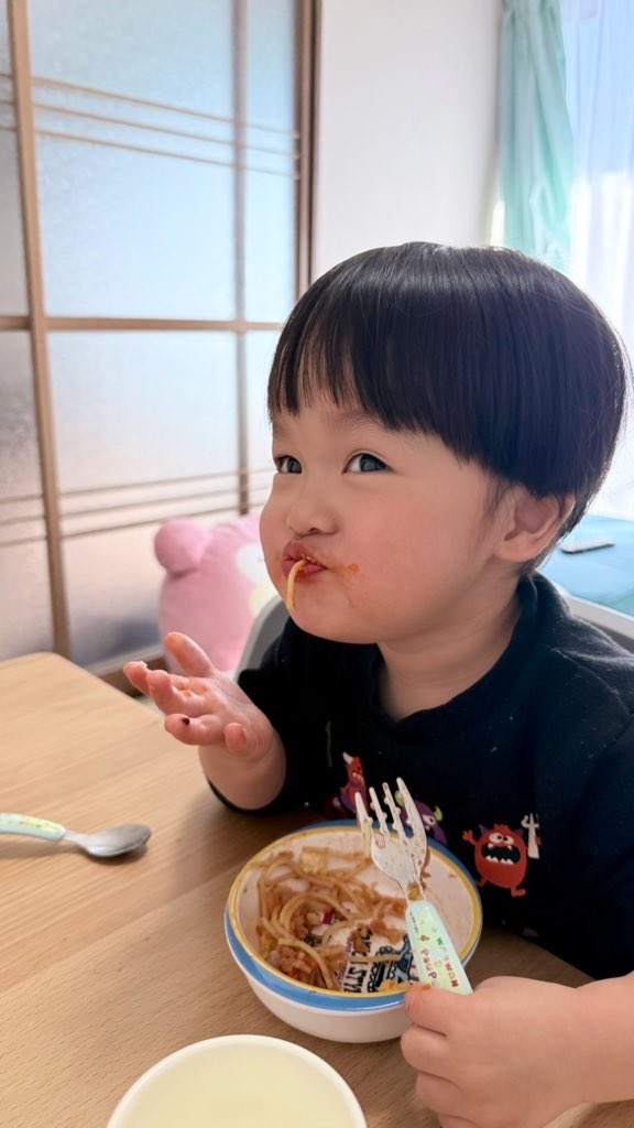２月中にやらないといけない事が残ってるのに、２月って少し短くて気付いたら終わってしまいそうです……

お手上げ…最近のベストショット
#２歳 #変顔 #てやんでい