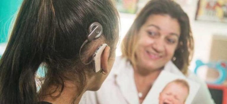 Hoy es el Día Internacional del Implante Coclear. En #Cuba se atiende con esmero a quienes lo necesitan. El criminal bloqueo yanqui, por más que lo dificulte, no lo podrá impedir. #CubaPorLaVida