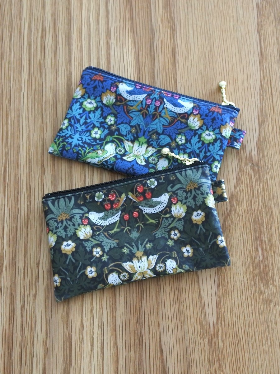 ストロベリーシーフのラミネート生地で作ったカードサイズのフラット