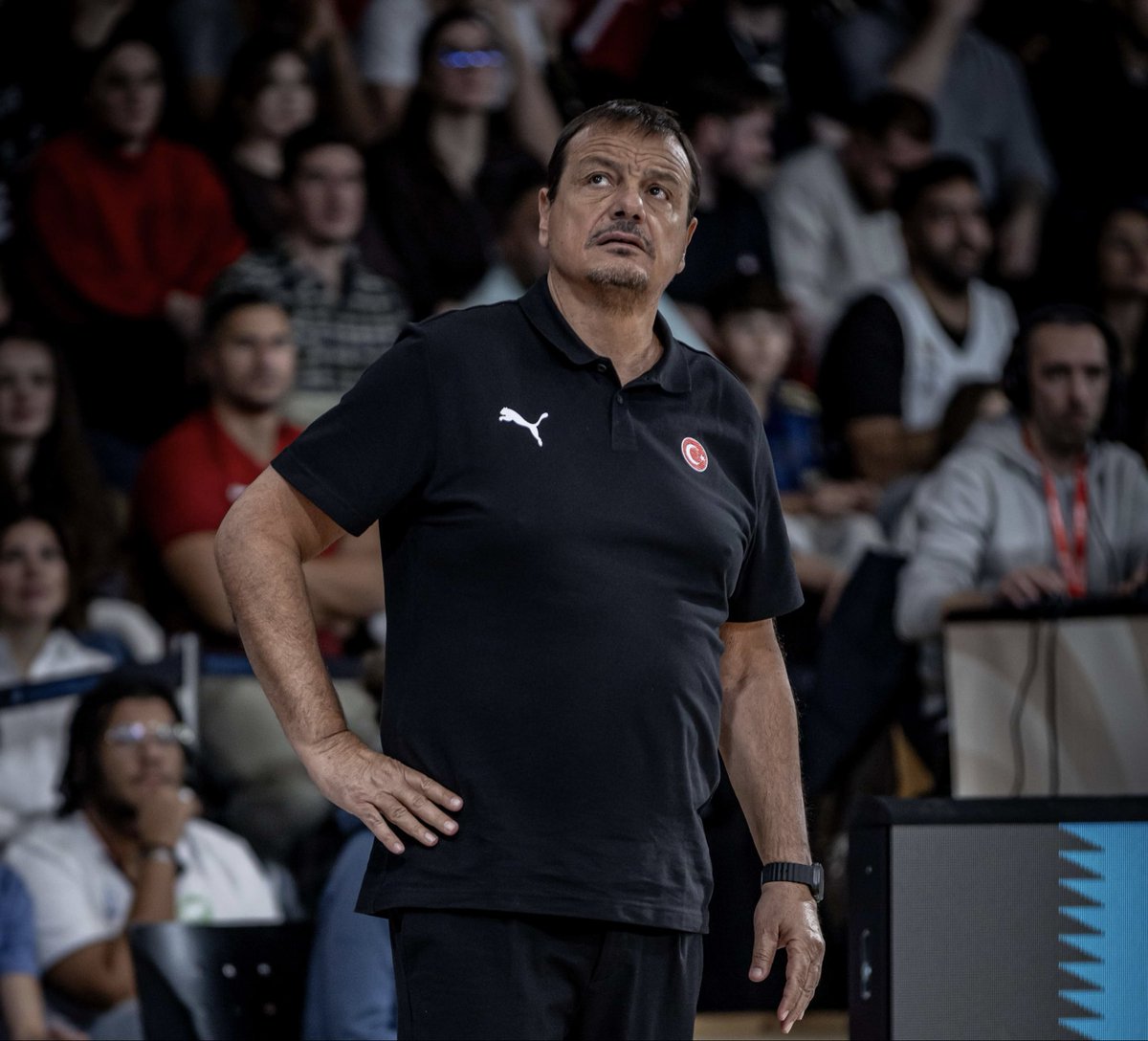 basketdergisi's tweet photo. A Milli Takım Başantrenörü Ergin Ataman’dan Shane Larkin açıklaması

🗣️ “Larkin, 2019’dan bu yana Avrupa basketbolunun zirvesinde olan ve sahada en fazla karakter koyan oyuncuların başında geliyor”

🗣️ “Larkin, EuroBasket’teki tarihi başarıda büyük pay sahibidir. Dünya Kupası’nda gidersek de takımımızın en önemli oyuncularından biri olacak”

🔗 https://t.co/Nh3VUJEYCe