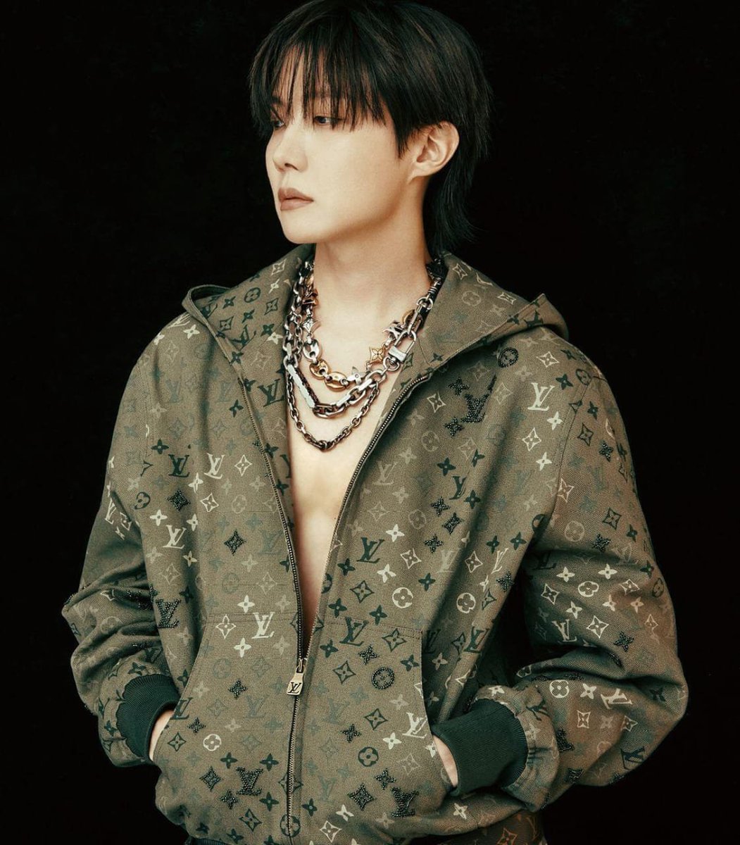 TheePopCore's tweet photo. j-hope ranks #1 among K-pop male soloists in global media buzz in the 2025 Global Hallyu Trend Analysis Report. https://t.co/oiacoWcpYo