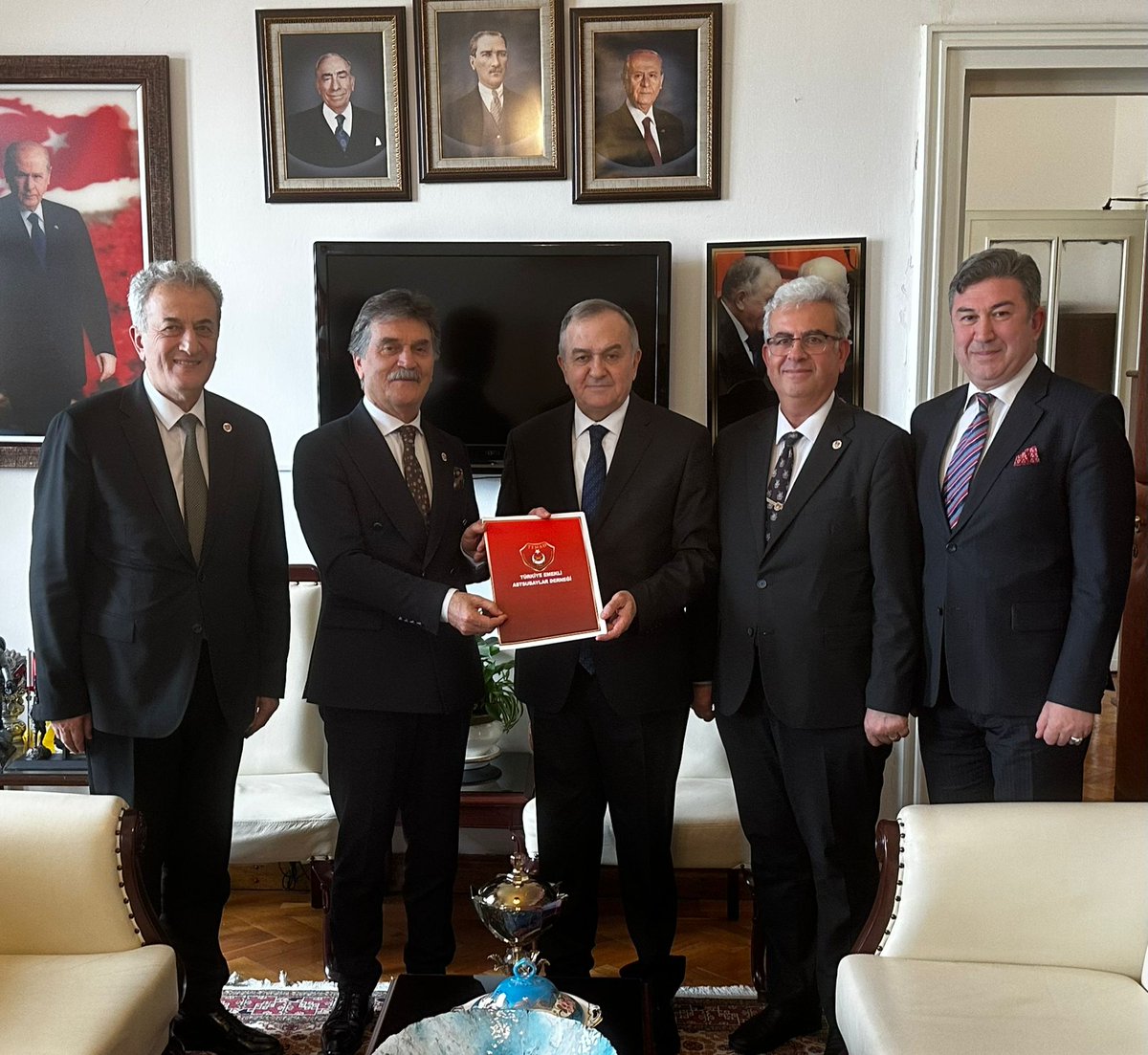 25 Şubat 2026 tarihinde TBMM 'de MHP Genel Bşk.Yrd. Erkan AKÇAY'ı ziyaret ettik.

Özlük hakları düzenlemeleri  başta olmak üzere emekli astsubaylarla ilgili sorunlarımızı ve çözüm önerilerimizi karşılıklı olarak değerlendirdik.

Kendilerine misafirperverlikleri için teşekkür