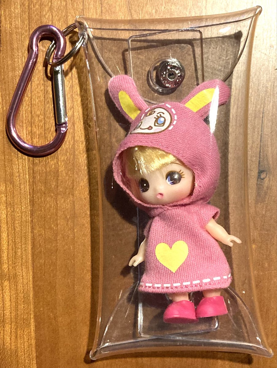 rokuichidoll's tweet photo. ぷちリカちゃん発売がすごく楽しみだった理由はドールをいつも持ち歩けるところ😍

ひとまずセリアで見かけた透明ポーチで保護しつつバッグに付けてます。

でもずっしり重いし、落としたらどうしようと心配するし、ビニールのにおいがつきそうだし💦

なんか悩んでます🤔 https://t.co/HpxoKz9v4e
