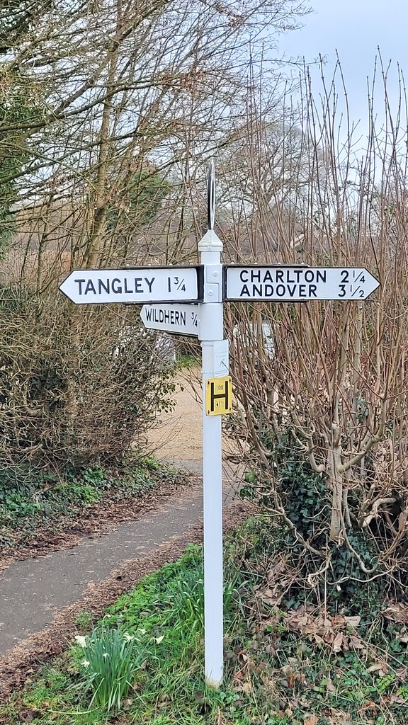 leefer3's tweet photo. #Fingerpost Wednesday 

Nr Andover 🚍 https://t.co/22ARGnsejN