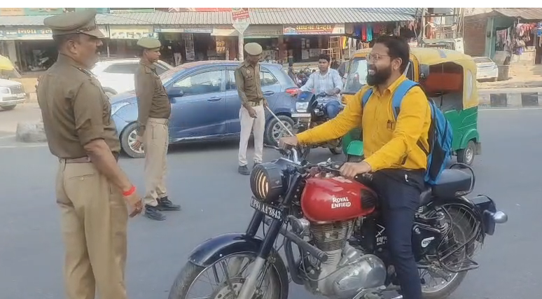bstvlive's tweet photo. मैनपुरी : ट्रैफ़िक पुलिस ने चलाया वाहन चेकिंग अभियान 

➡ट्रैफ़िक पुलिस ने 188 वाहनों के किए चालान 
➡188 वाहनों पर 3 लाख रुपए का जुर्माना 
➡शहर कोतवाली क्षेत्र में चला अभियान

#Mainpuri #TrafficCheck #VehicleFines @mainpuripolice https://t.co/Qg79EfG0w1