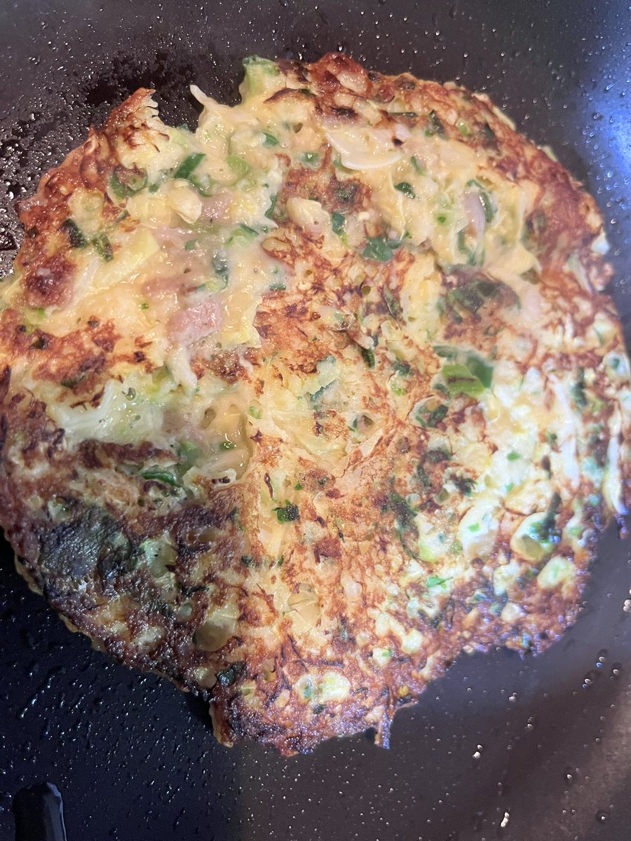 山芋と米粉と卵を混ぜて、刻んだ春キャベツや薬味ネギ、菜花、豚肉を