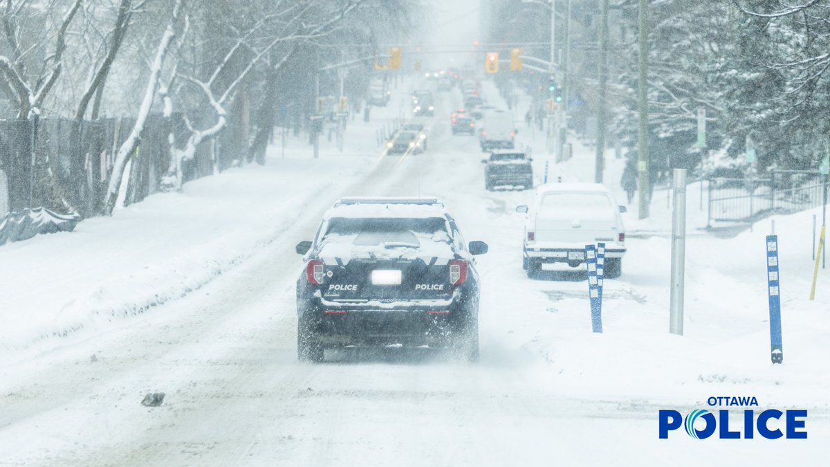 It's snowing! ❄️ 

Drive according to the road conditions and leave extra distance to stop safely. 
 ~ 
Il neige !❄️ 

Conduisez selon l'état de la route et accordez-vous plus d’espace pour bien freiner.

 #OttTraffic #OttCircule #Ottawa