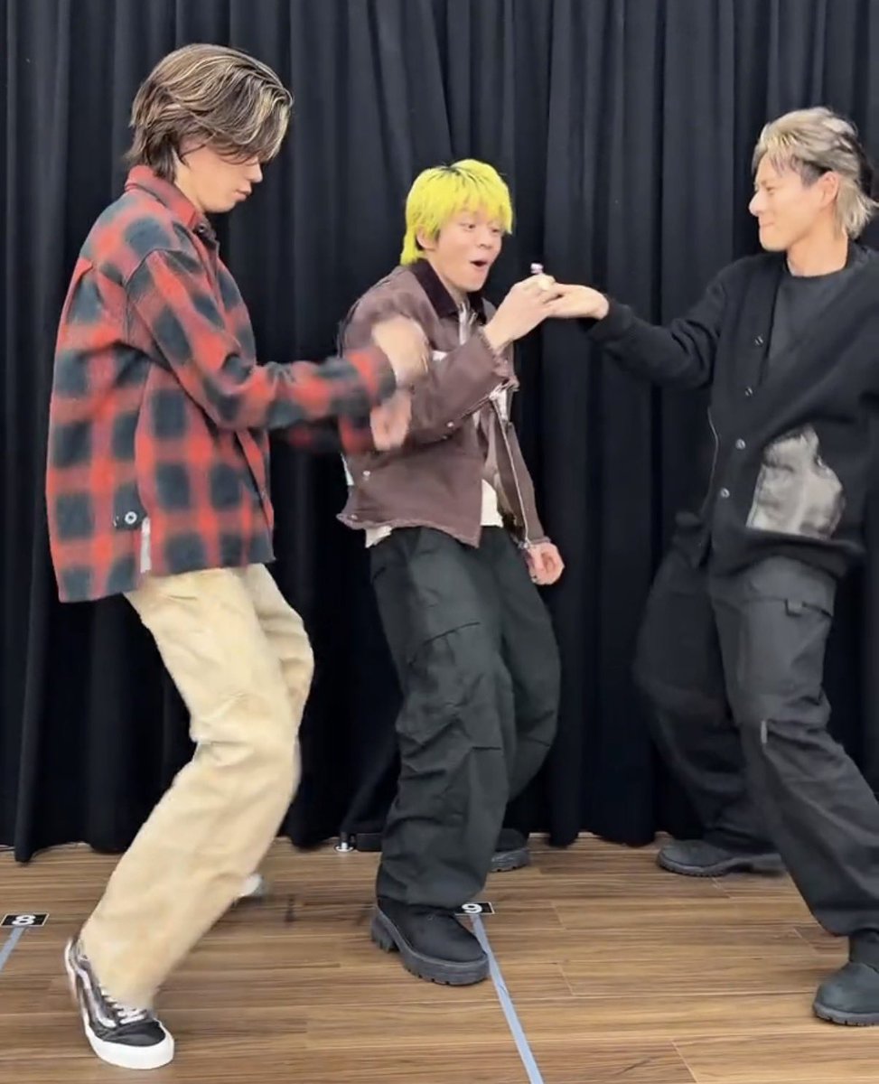 sho_m_desyo_i's tweet image. Take me up challenge💃💃💃

🍫出てきたー！お返しだね🥰
みんなニコニコかわいい ·͜·

#takemeup #dancechallenge #Number_i