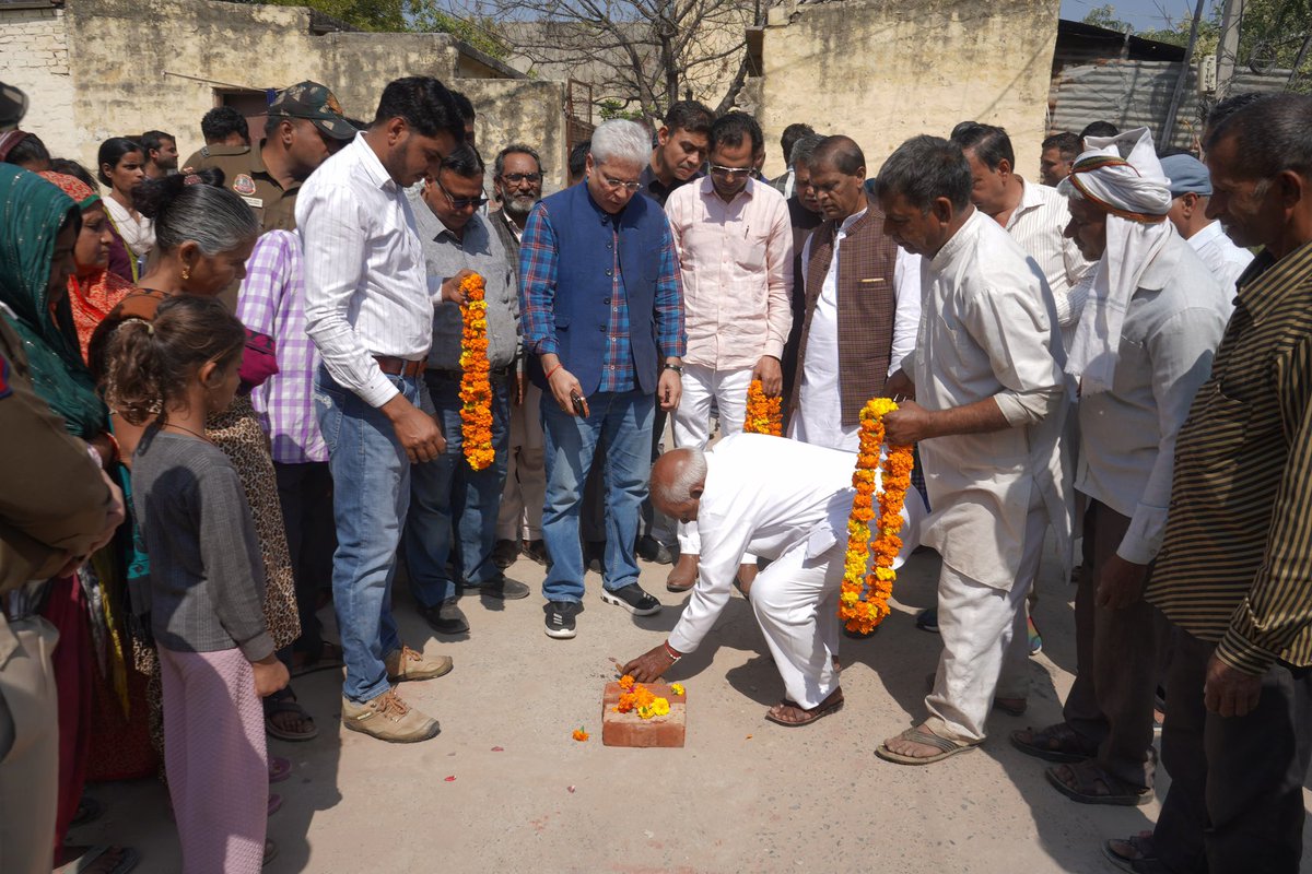 kgahlot's tweet photo. समालका गांव स्थित अंबेडकर कॉलोनी की गली संख्या 12 में कॉलोनी के निवासियों के साथ ट्यूबवेल लगाने के कार्य का शुभारंभ किया।

इस ट्यूबवेल के लिए स्थानीय निवासी कुछ समय पहले कार्यालय पर मुझसे मिले थे और ट्यूबवेल के लिए प्रार्थना की थी। इस ट्यूबवेल से इलाके में जल समस्या का स्थायी समाधान सुनिश्चित होगा।

सभी कॉलोनवासियों को हार्दिक बधाई!