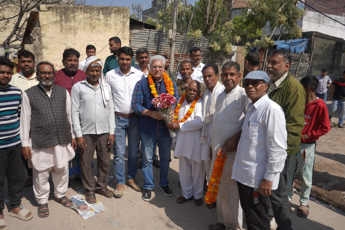 kgahlot's tweet photo. समालका गांव स्थित अंबेडकर कॉलोनी की गली संख्या 12 में कॉलोनी के निवासियों के साथ ट्यूबवेल लगाने के कार्य का शुभारंभ किया।

इस ट्यूबवेल के लिए स्थानीय निवासी कुछ समय पहले कार्यालय पर मुझसे मिले थे और ट्यूबवेल के लिए प्रार्थना की थी। इस ट्यूबवेल से इलाके में जल समस्या का स्थायी समाधान सुनिश्चित होगा।

सभी कॉलोनवासियों को हार्दिक बधाई!