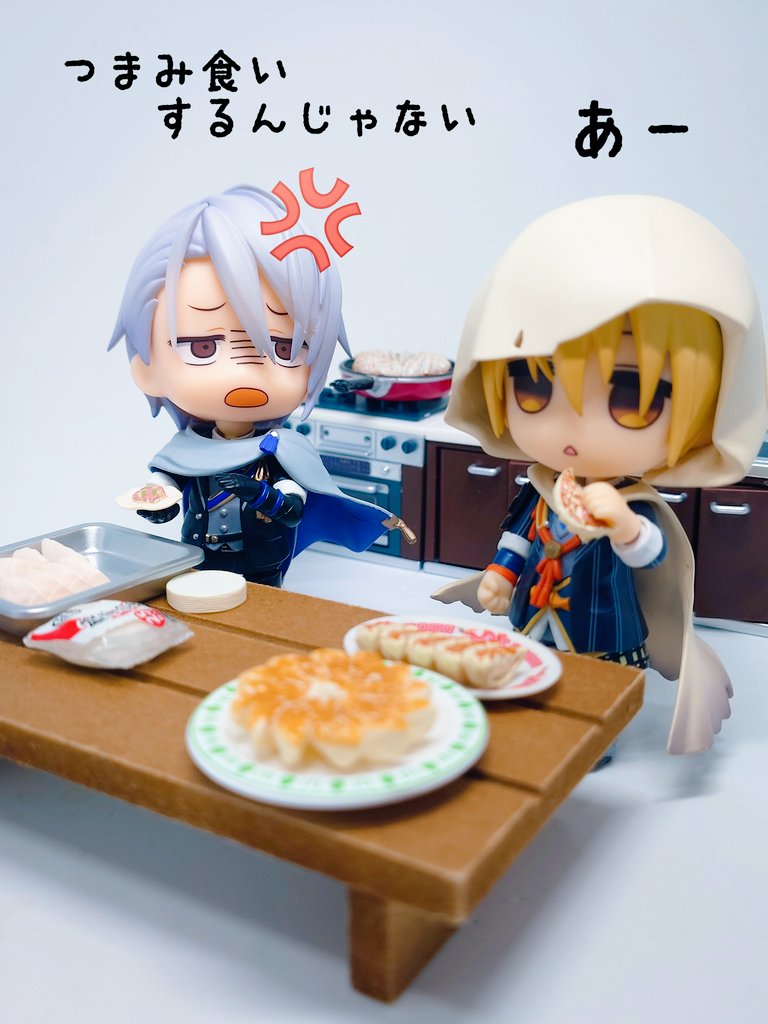 今日は２人が厨当番
餃子を包むちょぎくんとつまみ食いするまんばちゃん
#ねんどろ刀剣男士
