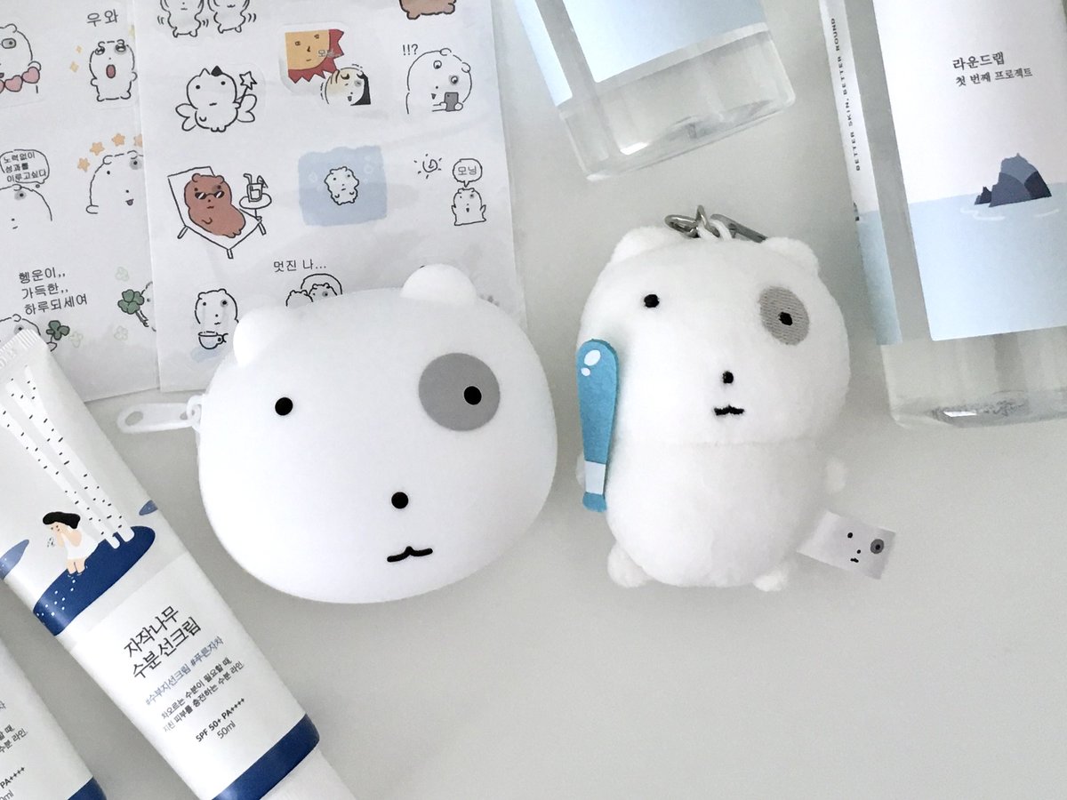 #광고 #RT
🍀RT 이벤트🍀
추첨을 통해 3분께 라운드랩X눈멍이 4종 중 랜덤 1종을 선물로 보내드려요!
 
3월 한정으로 라운드랩X눈멍이 콜라보 기획세트가 출시되었어요!
수분감 넘치는 라운드랩 기초 제품들과 더불어 귀여운 눈멍이 스티커, 말랑파우치, 말랑키링까지 모두 올영 세일에서 만나보시길..