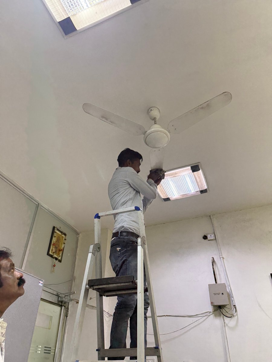 FoodRaipur's tweet photo. दिनांक 25.02.2026 को स्वच्छता पखवाड़ा 2026 के अंतर्गत मंडल कार्यालय रायपुर में इलेक्ट्रिकल अप्लायंसेज जैसे की पंखे, एयर कंडीशनर्स एवं लाइट की सफाई की गई ��� https://t.co/Y3dw1dea1l