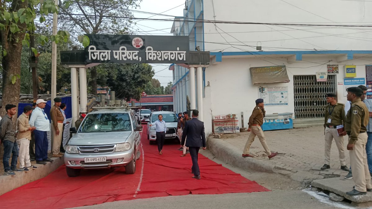 prabhatkhabar's tweet photo. किशनगंज: केंद्रीय गृह मंत्री अमित शाह बुधवार को किशनगंज पहुंचे. हेलिकॉप्टर से एयरपोर्ट उतरे और जिला परिषद सभागार तक काफिला पहुंचा. सुरक्षा कड़ी, प्रशासन और पुलिस मौजूद.
#AmitShah #Kishanganj #VIPVisit #SecurityAlert #GovernmentMeeting #prabhatkhabar https://t.co/qqET0FJBWK