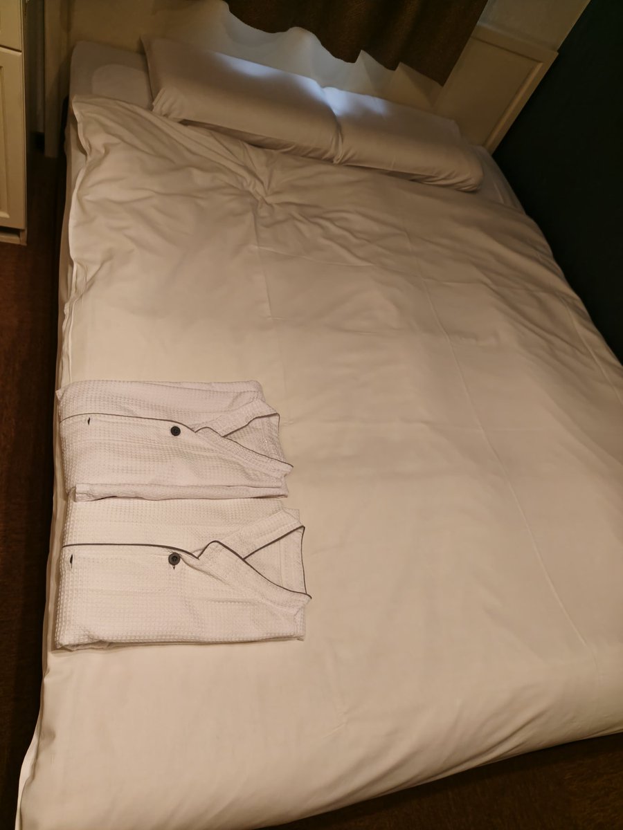 大阪宿泊のホテル
1人だけどシングルがグレードアップされててダブル。
これで6800円
良きかな。
女の子連れ込みたい(笑)