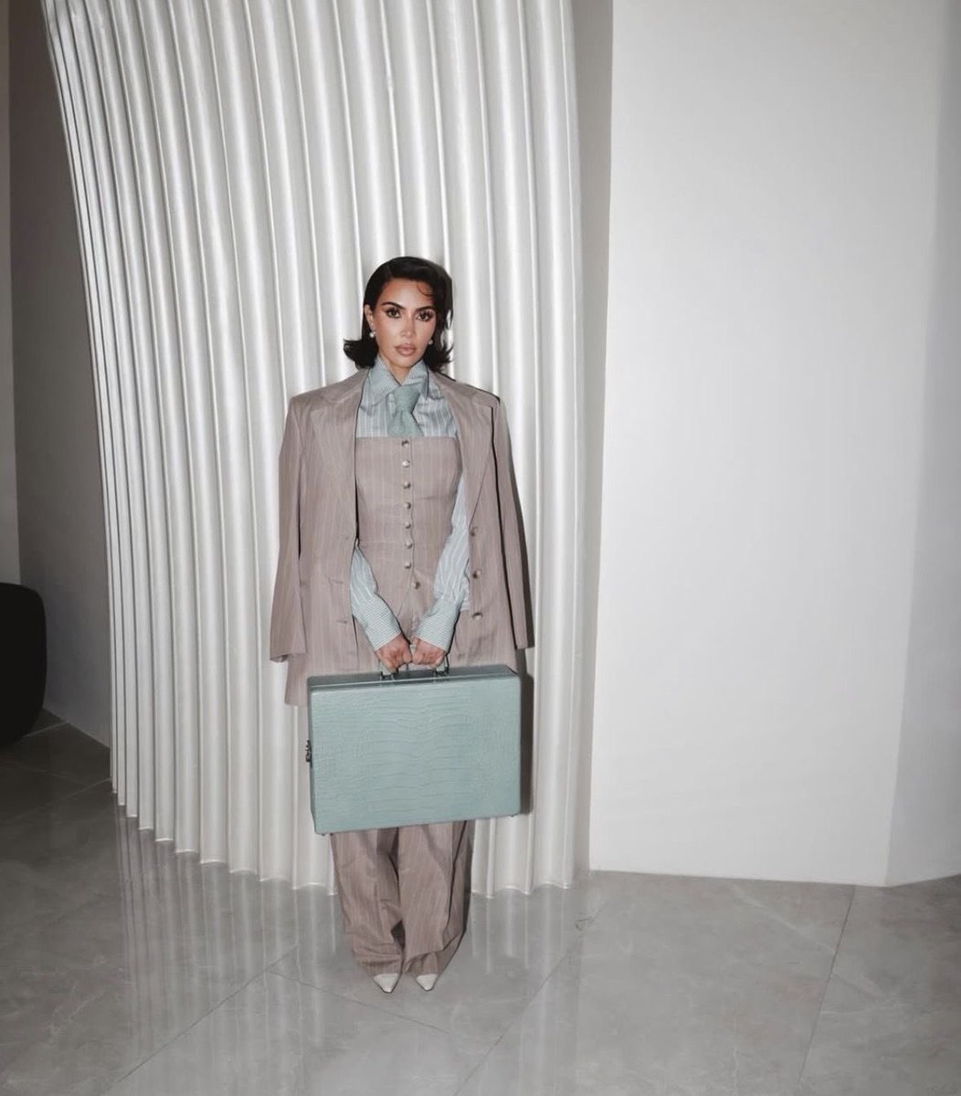 Updatekhloee's tweet photo. Kim Kardashian dressed as her character "Allura Grant" https://t.co/oULgNwblkK