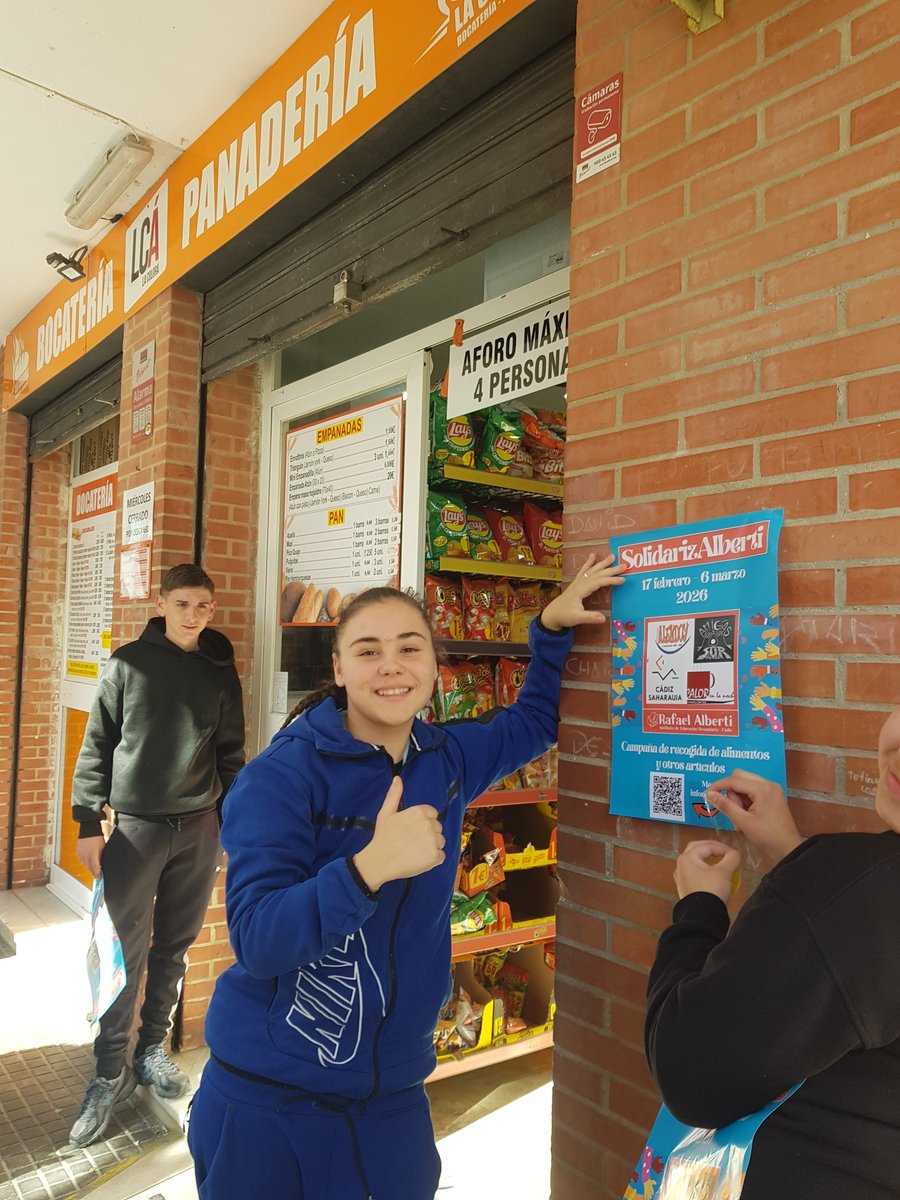 Estos primeros días del SolidarizAlberti nuestro alumnado ha estado colgando el cartel informativo por las calles del barrio, practicando habilidades sociales y de expresión oral al pedir el permiso pertinente en los establecimientos. ¡De todo aprendemos en el Alberti!
