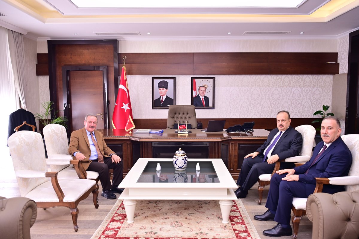 AydinValiligi's tweet photo. Kredi ve Yurtlar Genel Müdürü (KYK) Recep Ali Er ve Aydın Gençlik ve Spor İl Müdürü Serhat Yığmatepe,

Vali @YakupCanbolat’ı makamında ziyaret etti. https://t.co/G08mpWWwi0