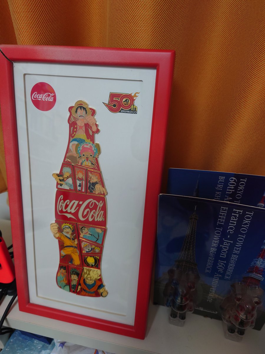コカ・コーラと週刊少年ジャンプのコラボピンズ まわりの枠が色褪せ