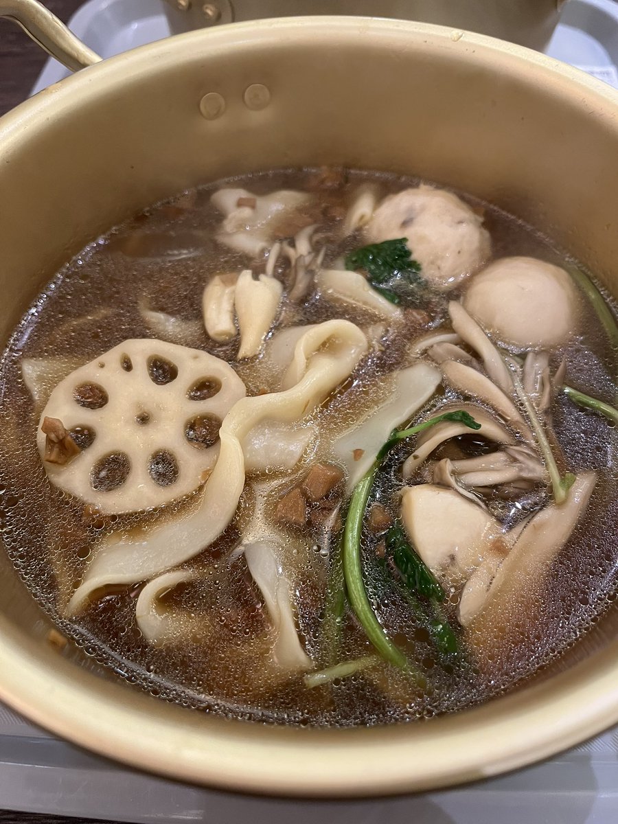 今流行りの麻辣湯を頂く。
スープは薬膳系、麺は𰻞𰻞麺をチョイス。