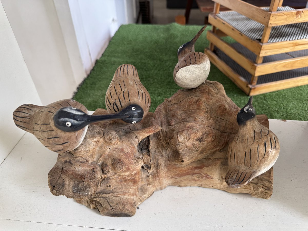 ホテルのロビーに置いていた鳥の置物の目がなかなかええ味出してました