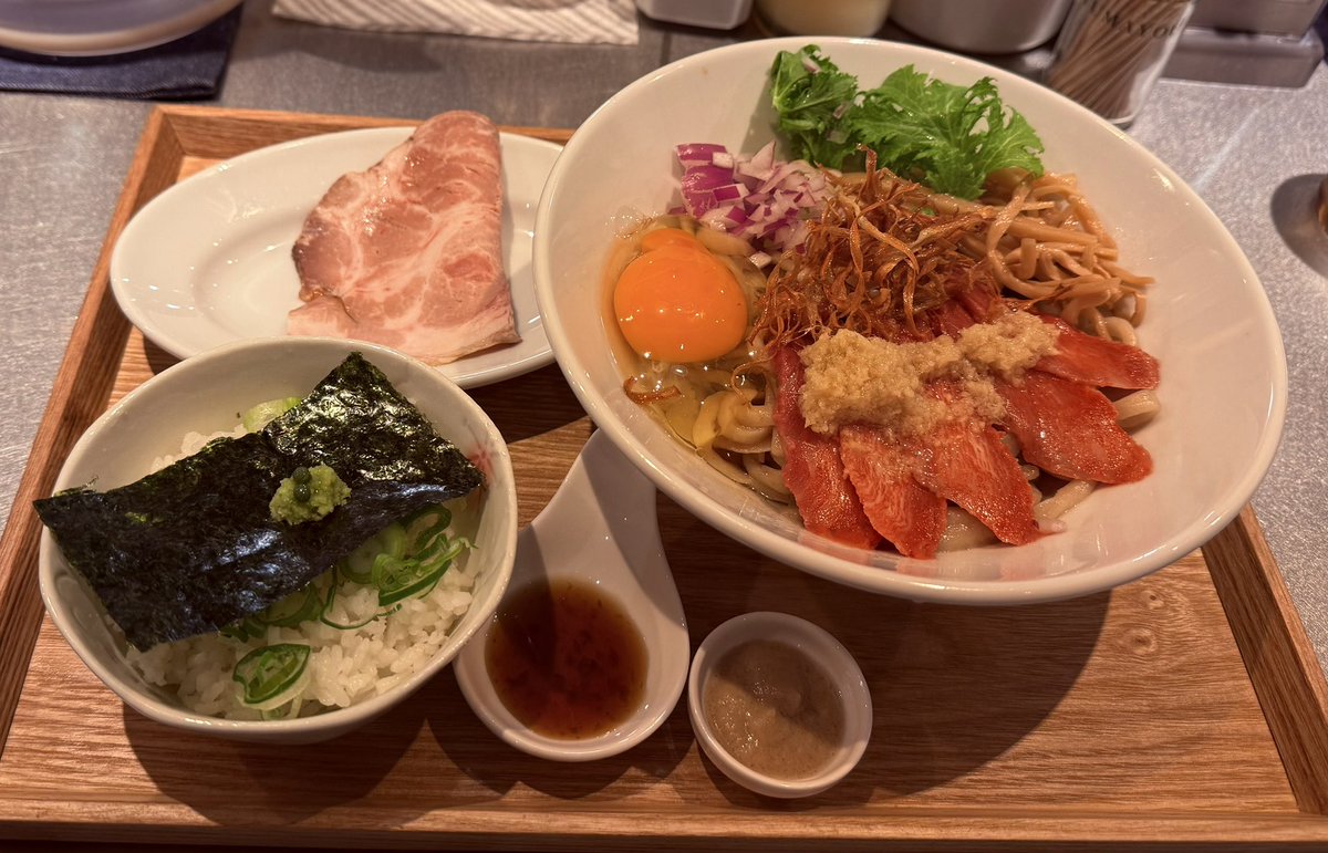 HENTAINIBOZED's tweet photo. 麺や くろえもん さん

馬刺しまぜそば  追い飯
水曜日サービスお肉

ゴルフ帰りに😍
タレに生卵🌀🌀もっちり太麺にガッツリ絡んでうんまぁ😍
やわやわジューシーな馬刺し最高🙌ゴボぺに梅の味変も👍✨
残ったタレを追い飯で😍バリウマ〜😍
今日も大満足😍
ご馳走様でした〜🙇‍♂️
午前中雨凄かった😭 https://t.co/rtFpuGNdZN